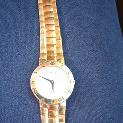 1985 Gucci Gold Tone Round Analog  Roman Numerals White Dial Bracelet
