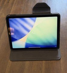 Apple iPad Air 5th Gen. 256GB, Wi-Fi  Bundle w/ Case - Perfect Condition