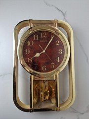 Gold-tone Seiko quartz wall clock with a pendulum 39X 27 CM 28503E Japan T417
