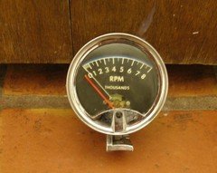 H22 - VINTAGE RPM GUAGE WITH MOUNT, DIAL MEASURES 3 3/4". Used & Untested