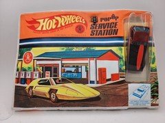 Hot Wheels Redline Pop up Service Station with HK Orange Deora And Button