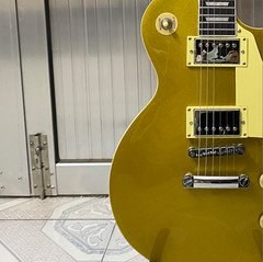in stock 2010 Traditional Gold Top Electric guitar 22 Frets Chrome hardware