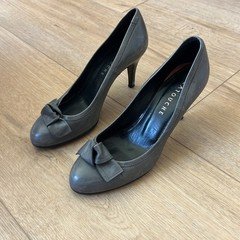 Latouche Spain pumps with bow