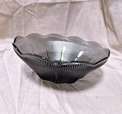L.E. Smith Pressed Glass Serving Bowl, Ribbed Pattern, Scalloped Rim, Round