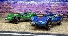 Lot Of 2 Hot Wheels Redlines - 1970 Mantis In Spectraflame Blue & Green, HK Made