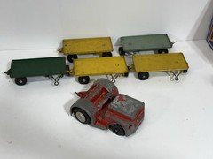 Model Toys Doepke Clark Airport Tug And Cart Set.