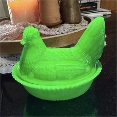 RARE-GLOWS 130 Boyd 5.5" Moss Green Hen on A Nest Glass Chicken