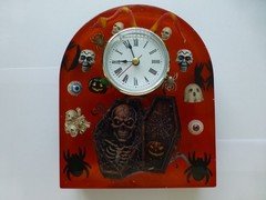RESIN HALLOWEEN/HORROR DESK/MANTLE CLOCK