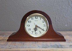 SEIKO QUARTZ MANTEL CLOCK - 9" X 4.5" X 2" -  WORKS!
