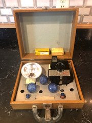 VINTAGE 1950s IMPERIAL DEBONAIR CAMERA w/ FLASH & BULB IN CASE