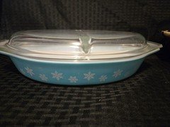 Vintage PYREX SNOWFLAKE TURQUOISE 063  1 1/2 Qt Divided Dish/Lid 
