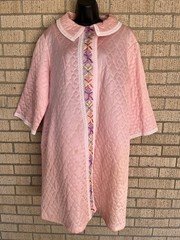 Vtg 60s Lt Pink Quilted House Coat Robe Lounge Embroidered Trim Sz 44/L-XL *READ