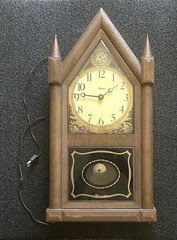 VTG 70s Robertshaw Lux Gothic Cathedral Steeple Style Electric Mantel/Wall Clock